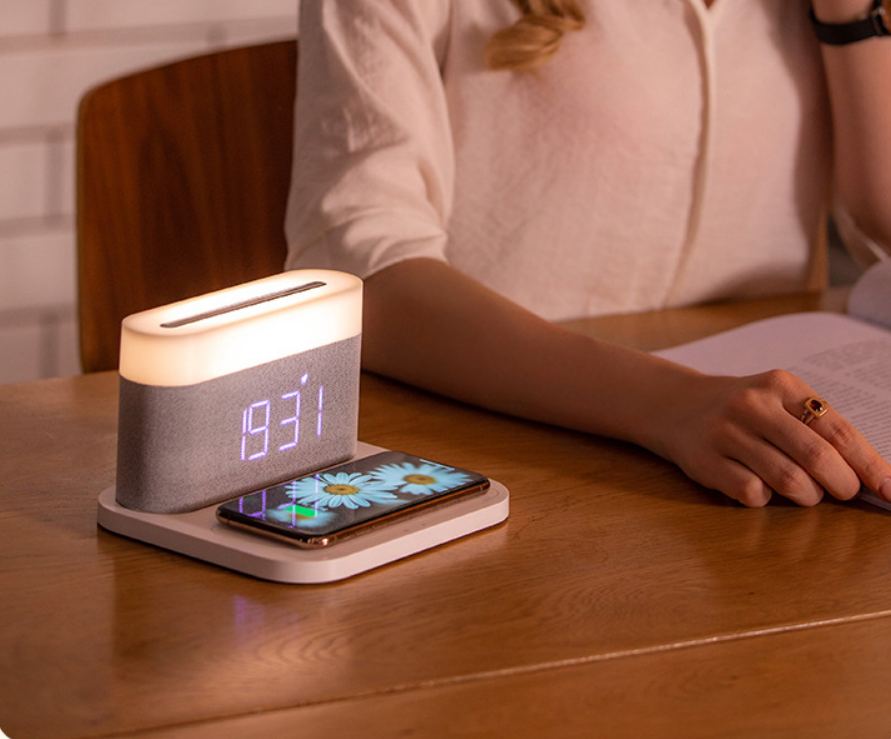 Wireless™ Langaton laturi, LED-yövalo ja digitaalinen herätyskello yhdessä