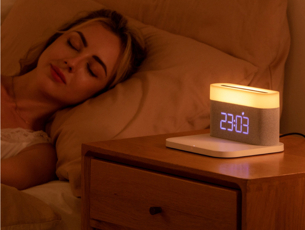 Wireless™ Langaton laturi, LED-yövalo ja digitaalinen herätyskello yhdessä