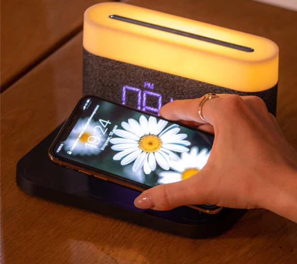 Wireless™ Langaton laturi, LED-yövalo ja digitaalinen herätyskello yhdessä