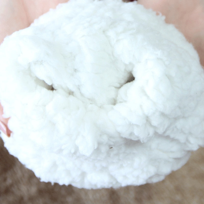 Kudotut lämpimät ja paksut sukat liukumattomilla pohjilla